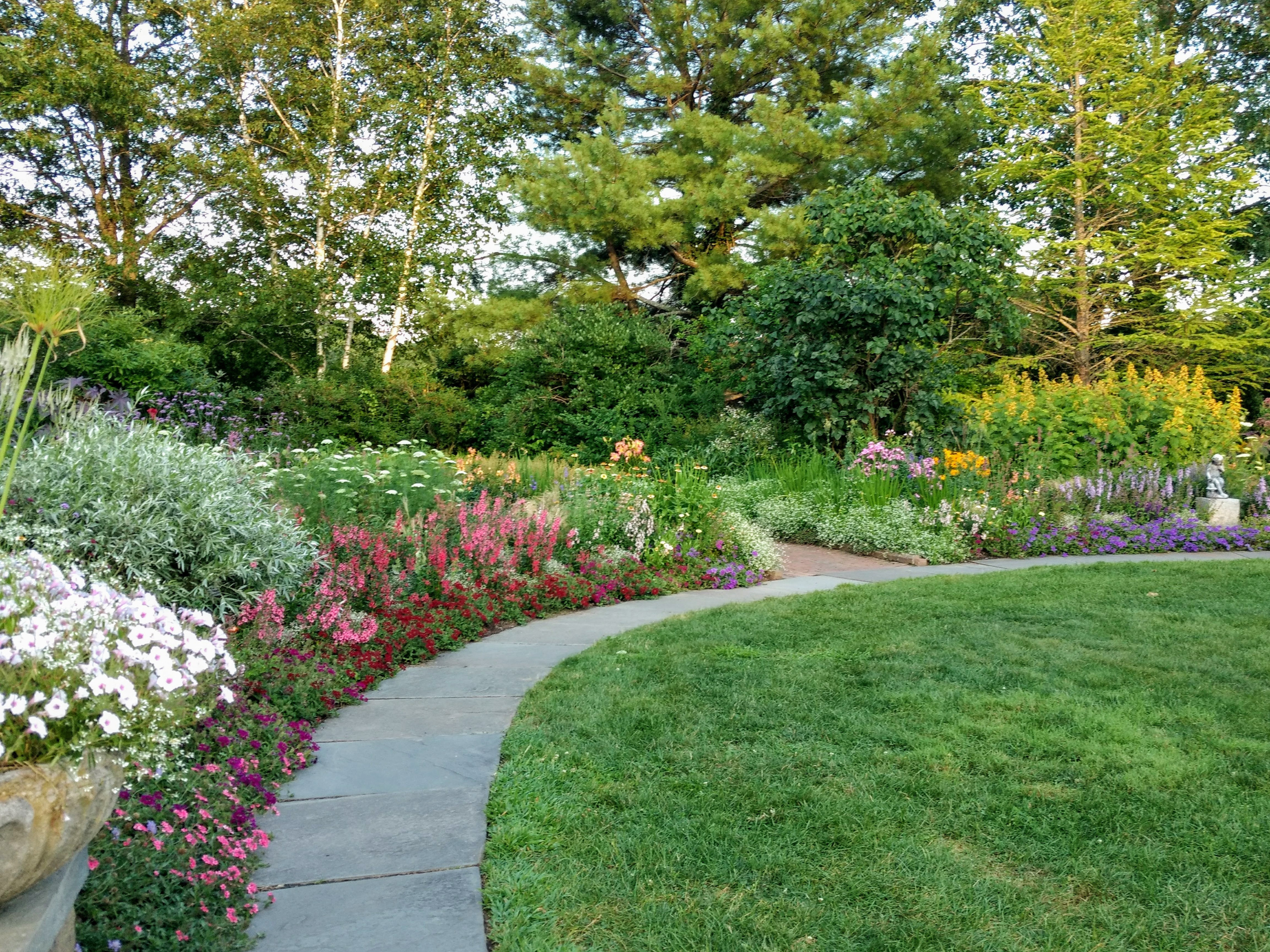 Благоустройство участка частного дома в Вологде и Вологодской области